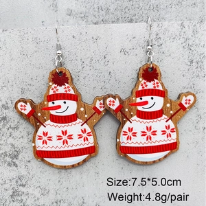 Detalle de pendientes navideños de madera de muñeco de nieve con medidas 7,5x5,0cm y peso 4,8g