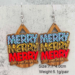 Detalle de pendientes de madera festivos con motivos navideños y especificaciones