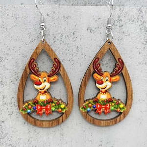 Detalle de los pendientes de madera en forma de gota con reno navideño y corona festiva aquí