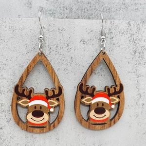Detalle de pendientes de madera en forma de gota con renos pintados y gorros de Navidad