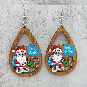 Detalle de pendientes de gota en madera con Papá Noel y texto de Feliz Navidad