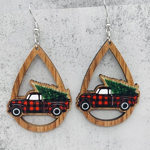 Detalle de pendientes de madera en forma de gota con camión de cuadros y abeto