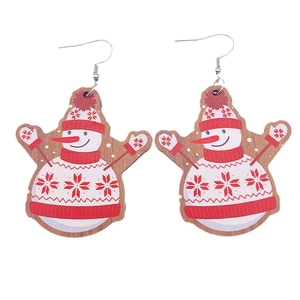 Pendientes de madera de muñeco de nieve con gorro rojo y bufanda sobre fondo blanco