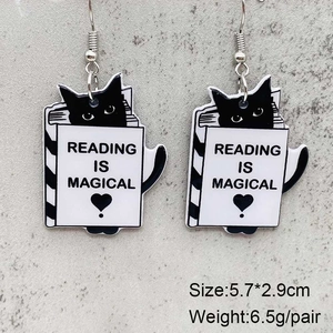Detail der Acryl-Ohrringe mit schwarzer Katze und Aufschrift Reading is Magical