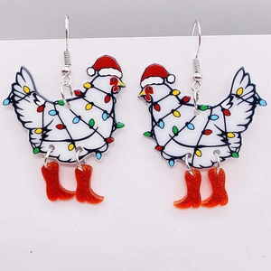 Vue détaillée de boucles d'oreilles poule de Noël avec bonnet et bottes rouges pailletées