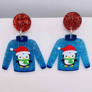 Detail der Acryl-Pinguin-Ohrringe mit blauen Pullover-Anhängern und roten Glitzer-Steckern