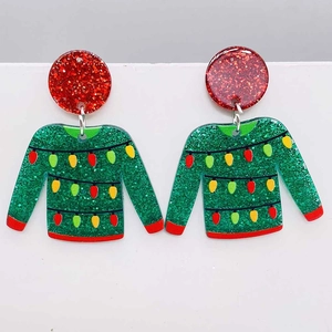 Detail von Weihnachtsohrringen mit roten Pailletten und grünen Acryl-Pullovern