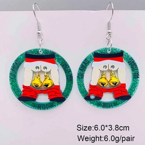 Détail de boucles d'oreilles de Noël en acrylique avec costume de Père Noël et grelots