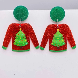 Detail von Acryl-Weihnachtspullover-Ohrringen mit festlichem Baum und Glitzerstecker