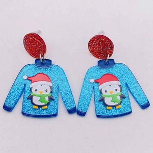 Weihnachtliche Pinguin-Ohrringe aus Acryl mit Glitzer-Design auf weißem Hintergrund