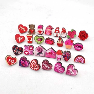 Detalle de pendientes de madera de San Valentín con gnomos, corazones y rosas sobre blanco