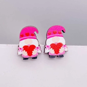 Pendientes de madera de Gnomo de San Valentín con gorro rosa y detalle de corazón
