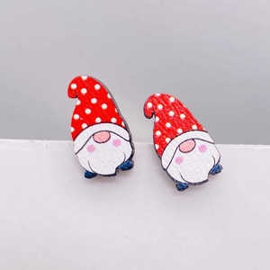 Pendientes de madera con gnomos y sombreros de lunares rojos para San Valentín