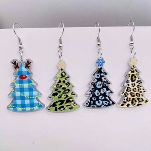 Orecchini ad albero di Natale in acrilico con motivi leopardati, scozzesi e glitterati