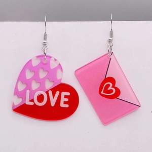 Asymmetrische Ohrringe mit rosa LOVE-Herz und Umschlag-Anhängern auf weißem Hintergrund