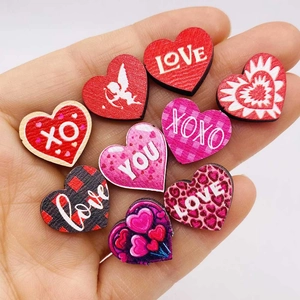 Pendientes de madera de San Valentín con diseños de corazón gnomo rosa y sobre