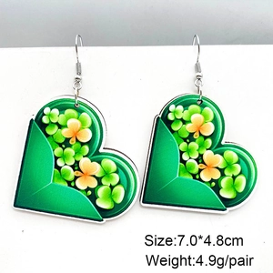 Dettaglio orecchini a cuore con trifoglio per San Patrizio, dimensioni 7,0x4,8 cm e peso