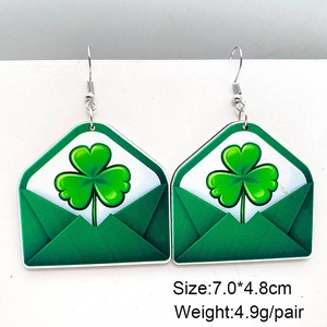 Dettaglio degli orecchini a busta verde per San Patrizio con design a trifoglio