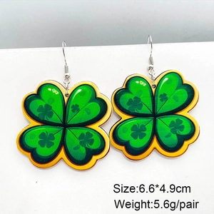 Dettaglio orecchini a quadrifoglio verde con dimensioni 6,6x4,9cm e peso 5,6g al paio