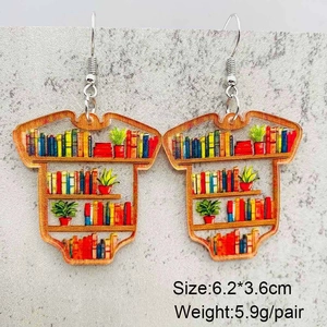 Detail der Acryl-Ohrringe in Stramplerform mit buntem Bücherregal-Muster für Buchliebhaber