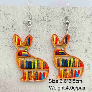 Detail von Acryl-Kaninchen-Ohrringen mit bunten Bücherregal-Mustern für Buchliebhaber