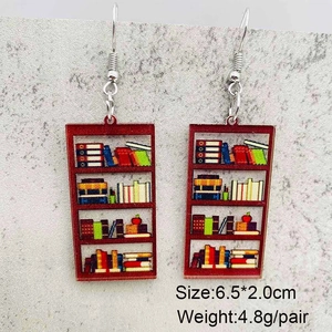 Detailaufnahme der Bücherregal-Ohrringe aus Acryl mit bunten Miniaturbüchern und Rahmen