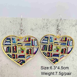 Detailansicht der herzförmigen Acryl-Ohrringe mit Bücherregal-Druck und Maßen