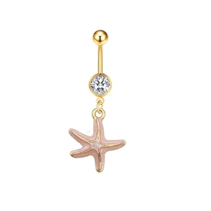 Dettaglio del piercing all'ombelico dorato con ciondolo a stella marina rosa e zircone