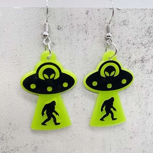Neon πράσινα ακρυλικά σκουλαρίκια UFO με απαγωγή Bigfoot και ασημένια άγκιστρα