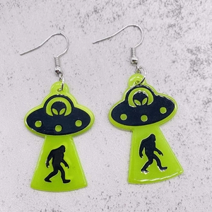 Σκουλαρίκια UFO και Bigfoot από νέον πράσινο ακρυλικό με ασημί γάντζους σε πέτρα