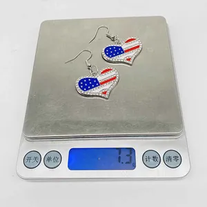 Misura del peso degli orecchini a cuore con motivo bandiera americana e strass