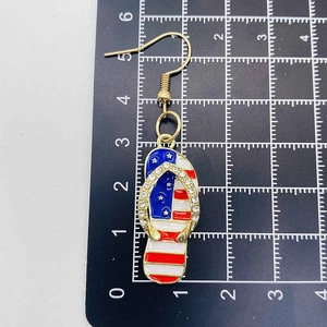 Vista macro degli orecchini a infradito con bandiera americana e strass lucidi