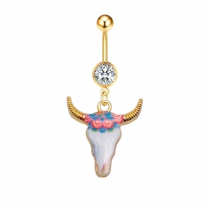 Détail de piercing nombril doré avec zircon et pendentif tête de buffle style boho