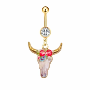Vue détaillée d'un piercing nombril tête de taureau doré avec motifs de fleurs