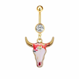 Détail du piercing de nombril bohème doré avec pendentif tête de taureau et zircon