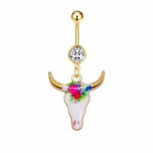 Détail du piercing de nombril doré avec pendentif crâne de vache aux motifs floraux