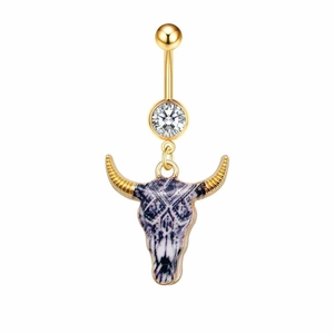 Détail du piercing de nombril avec pendentif tête de taureau dorée et zircon blanc