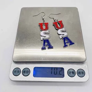 Misurazione dettagliata del peso di 10,2g per orecchini pendenti a tema USA