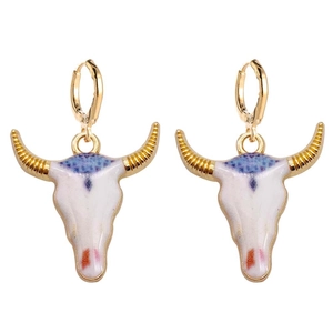 Primer plano de pendientes de cabeza de toro con detalles coloridos bohemios