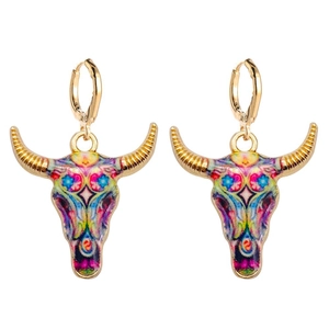 Vista detallada de pendientes bohemios de cabeza de toro coloridos con aros dorados