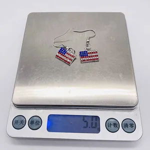 Display del peso di orecchini bandiera USA su bilancia digitale che indica 5,0g