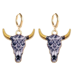 Pendientes vintage de calavera de toro con texturas étnicas coloridas y ganchos dorados