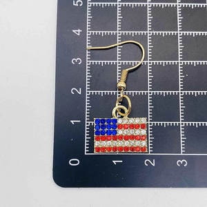 Orecchini con bandiera americana e strass misurati su una scala a griglia per le dimensioni