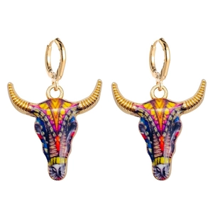 Detalle de pendientes de cabeza de toro estilo western con motivos de esmalte de colores