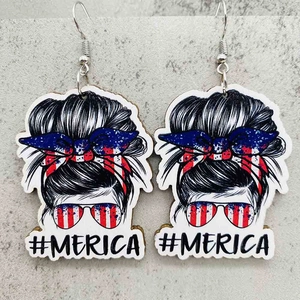 Pendientes patrióticos de madera con diseño de moño despeinado y texto #MERICA EE.UU.