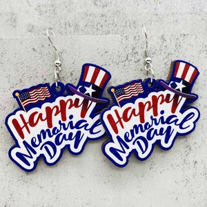 Detalle de pendientes de madera Happy Memorial Day con patrones de la bandera de EE. UU.