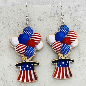 Detalle de pendientes de madera Día de la Independencia con sombrero del Tío Sam y globos