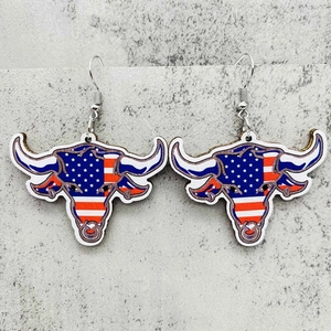 Pendientes de madera de vaca longhorn con bandera americana para el 4 de julio