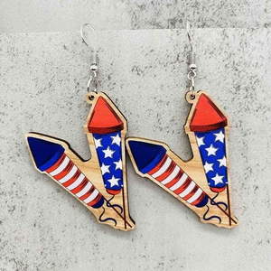 Pendientes de madera del Día de la Independencia con diseño de cohete y bandera de EE. UU.