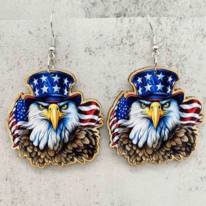 Detalle de pendientes de madera con águila y bandera americana para el Día de la Independencia